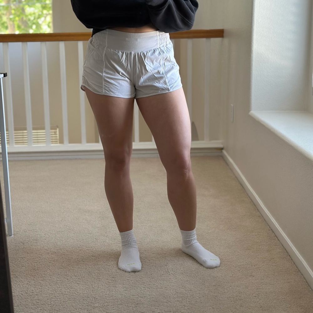 lululemon Hotty Hot High Rise 2.5" Shorts Size 4 White
